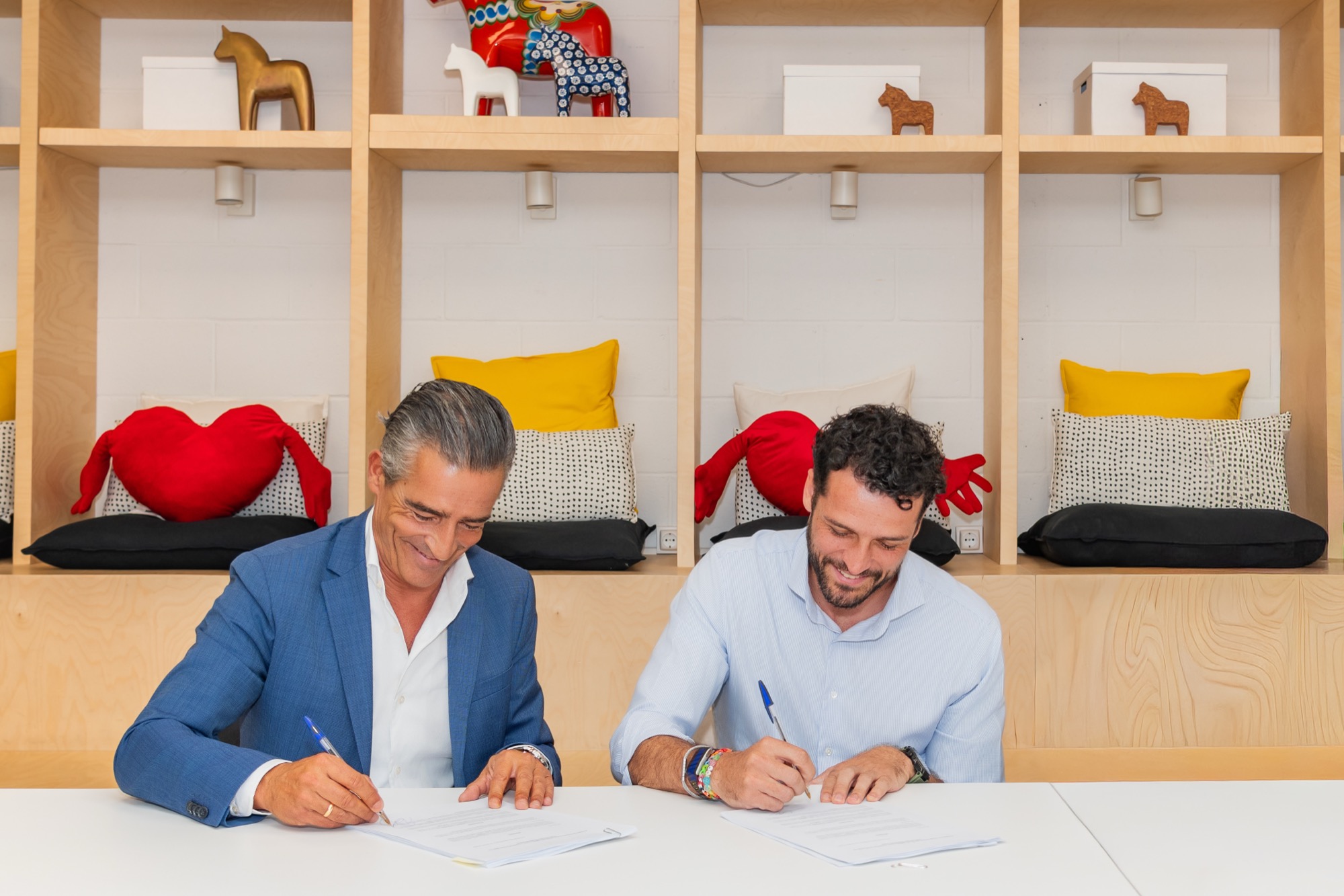 Javier Braza y el responsable de IKEA Ibérica firman el acuerdo