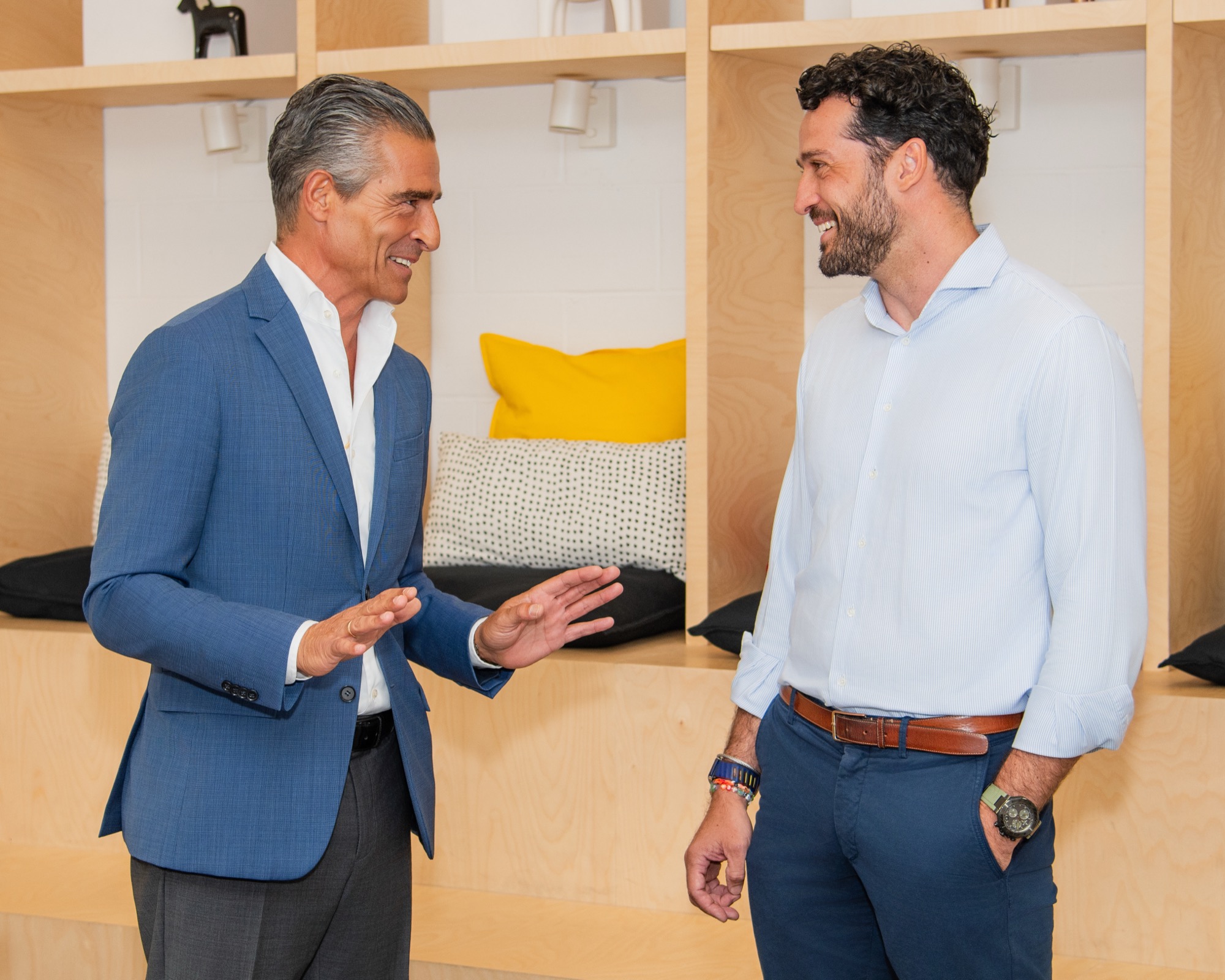 Javier Braza conversa con el responsable de IKEA Ibérica en el showroom