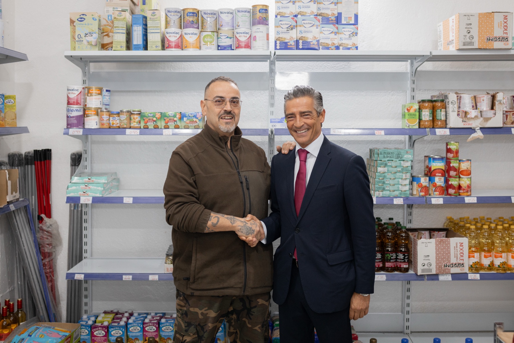 Javier Braza with a manager of the Lagunillas Food Bank at its premises